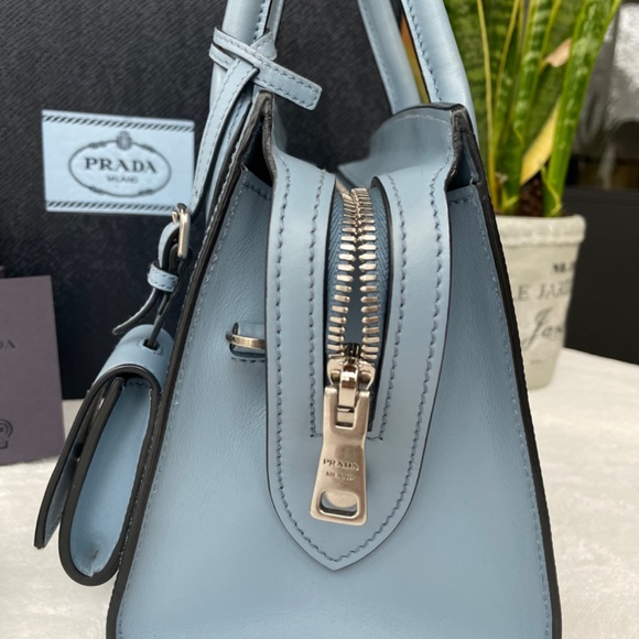 Saffiano Leather Prada Monochrome Bag - Picture 4 of 14